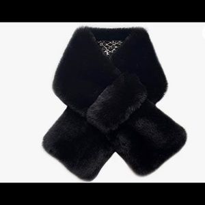 LAUNDRY BY SHELLI SEGAL FAUX FUR PULL SCARF. Black
